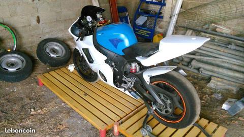 YAMAHA R6