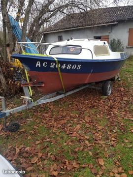 Bateaux sir avec remorque