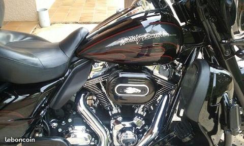 A SAISIR HARLEY DAVIDSON Electra Glide CVO 1800cc