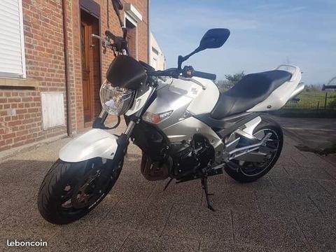 Moto Suzuki 600 gsr