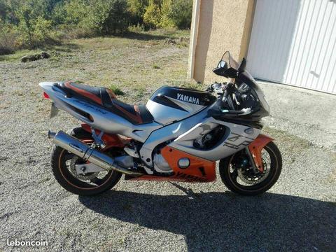 Trés belle Yamaha YZF 600 Thundercat