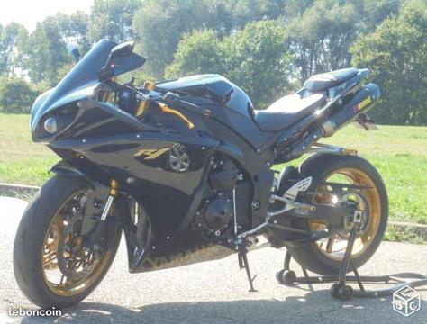 YAMAHA R1 CROSSPLANE NOIR et OR 2012