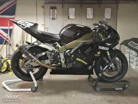 Yamaha R1 piste