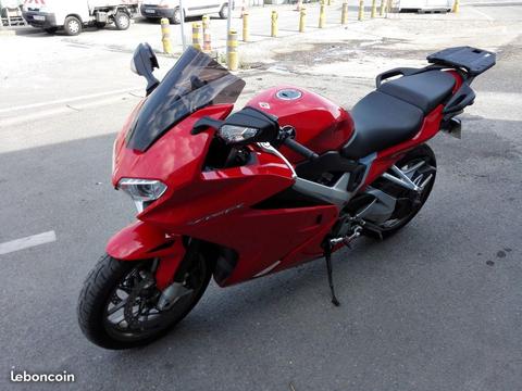 Honda vfr 800 rouge,valises, top case