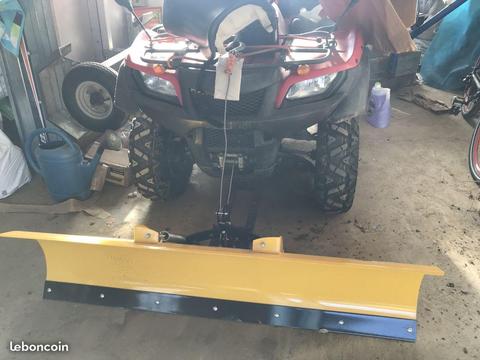 Quad Suzuki 700 avec lame à neige