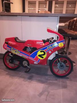 Petite moto de course a pédales