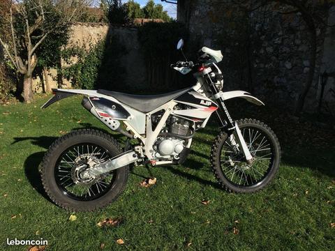 AJP PR4 240 Ultrapassar 4T 2016 750 km 1ère main