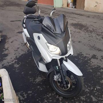 Yamaha xmax 125