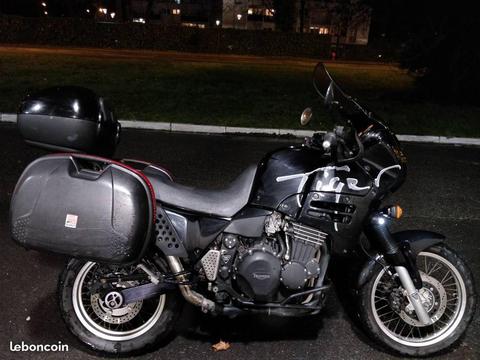 Triumph Tiger 900 bien équipé