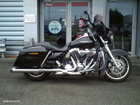 HARLEY STREET GLIDE peu Kms nbre équipements