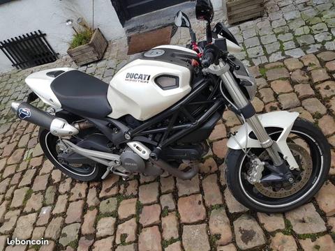 DUCATI MONSTER 696