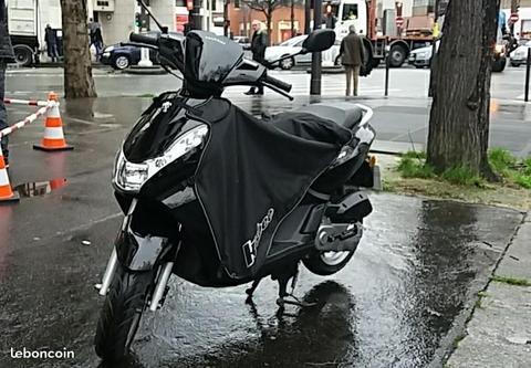 Scooter Peugeot Kisbee 50 4T comme neuf