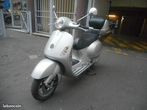 Vespa GTS 125 GRIS ETAT COMME NEUF SOUS GARANTIE