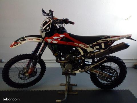 Moto enduro HUSQVARNA + tenue complète HVA neuve