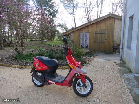 BOOSTER MBK rouge en bon état