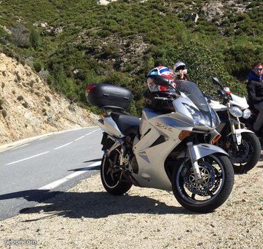 Vfr 800 vtec état neuf