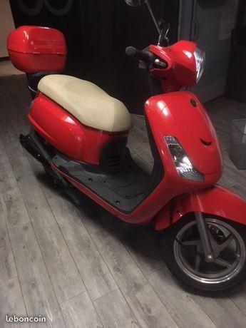 Scooter 125 sym rouge magnifique top case