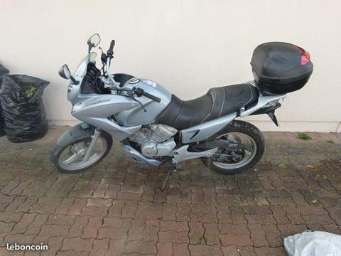 Moto 125cm3 Honda Varadero avec accessoires