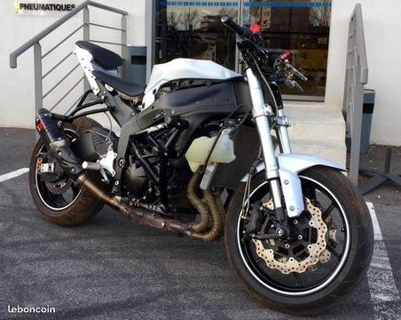 Kawasaki ZX6R de 2011 Stunt