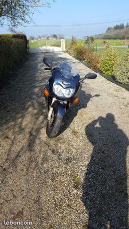 Suzuki GSXF 750 air huile de 2001 2e main de 37000