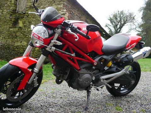 DUCATI Monster 696+ rouge