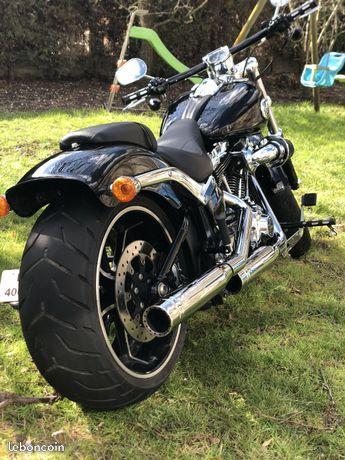 Harley Davidson Softail Breakout Noir STG1