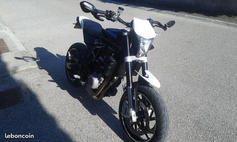 Moto husqvarna nuda 900