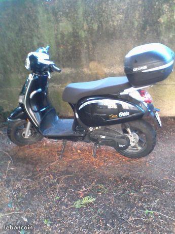 Scooter Otto marque Française style Vespa