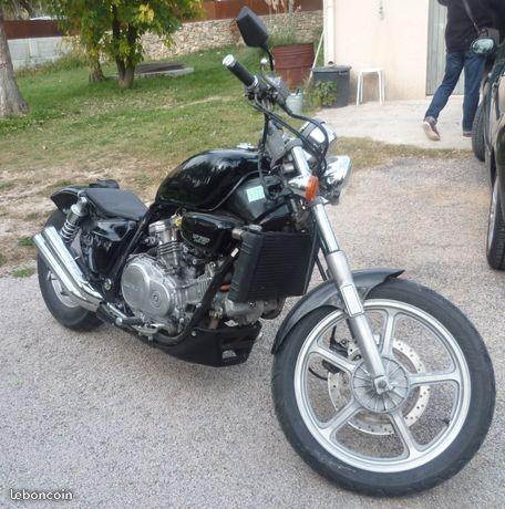 Moto HONDA VFC 750 cm3