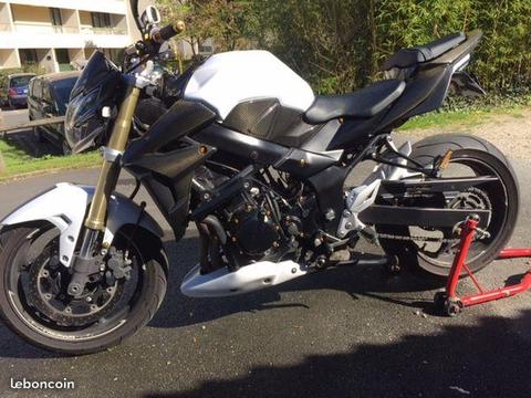 Suzuki gsr 750