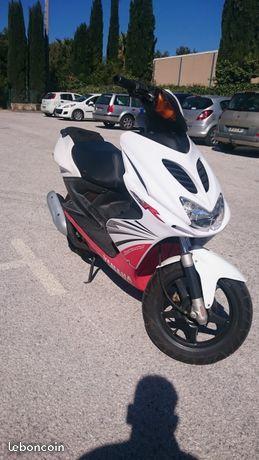 Scooter Aerox Yamaha 50cc rouge et blanc