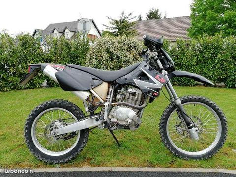 AJP 200 PR4 enduro (Moteur Honda)