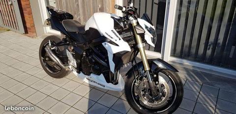 Suzuki GSR 750 blanc et noir