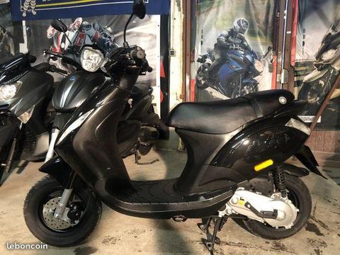 Piaggio zip 50 ( proche du neuf )