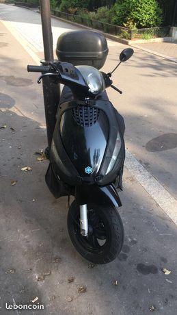 Piaggio zip 50 2temps avec jupe et top case