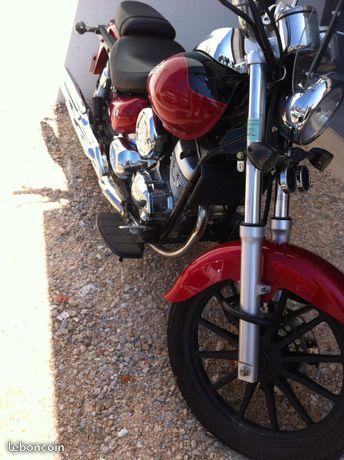 Moto de marque Daelim modèle Daystar Custom 125 CC