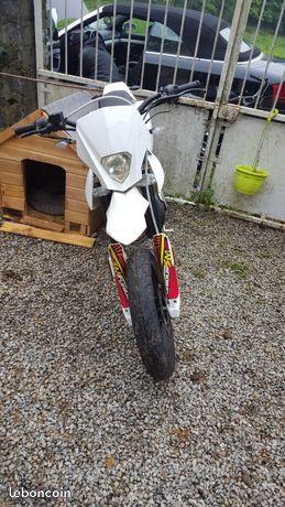 Moto debi Hanway