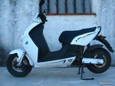 E-MAX es 300 equivalent 125 cc ( electrique)