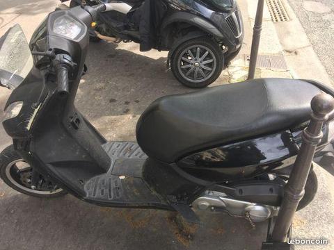 Scooter peugeot kisbee (pour pièces) 50 cc