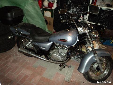 Moto SUZUKI MARAUDER Bleue-claire metal. 1ère Main