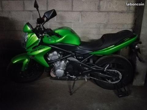 Moto Kawasaki ER6n verte