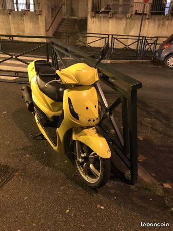 Peugeot Tweet 125 (jaune laposte)